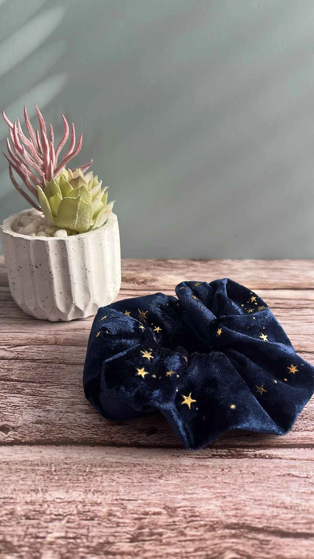 „Haaraccessoire handmade – Jersey-Scrunchie Sterne, Small Business“
„Handgemachtes Jersey-Scrunchie mit Sternenmuster – haarschonend“
