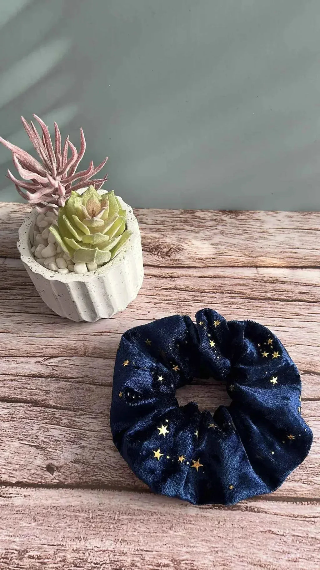 Handgemachtes Jersey-Scrunchie mit Sternen | weich & haarschonend - luminajoy.shop