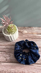 Handgemachtes Jersey-Scrunchie mit Sternen | weich & haarschonend - luminajoy.shop